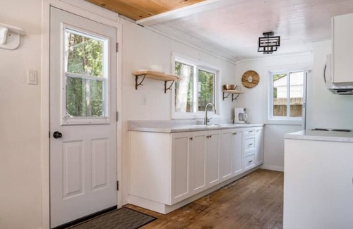 Sauble Beach Cabaña | Renovated 3 Bedroom vacation cottage! 2 minute walk to the Beach! SummerBreeze