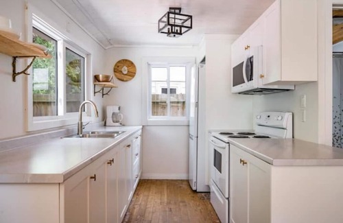 Sauble Beach Cabaña | Renovated 3 Bedroom vacation cottage! 2 minute walk to the Beach! SummerBreeze