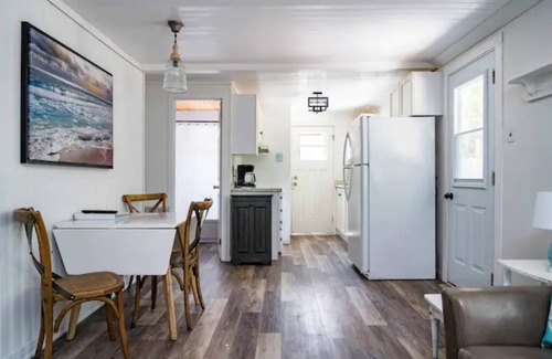 Sauble Beach Cabaña | Renovated 3 Bedroom 2 minute walk to the Beach! WhiteCaps
