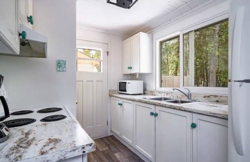 Sauble Beach Cabaña | Renovated 3 Bedroom 2 minute walk to the Beach! WhiteCaps