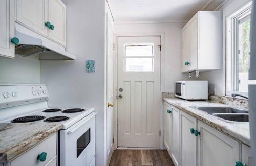Sauble Beach Cabaña | Renovated 3 Bedroom 2 minute walk to the Beach! WhiteCaps