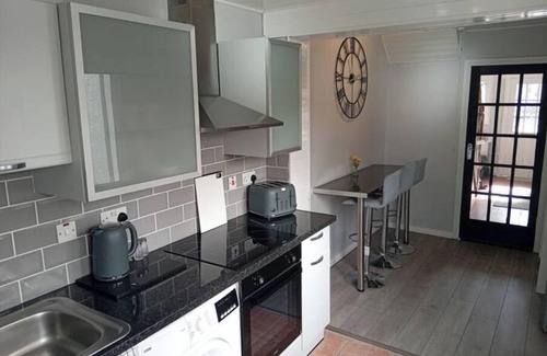 Belfast Casa | renovated 3 bedroom House, 3 miles from city centre, Belfast City Hall.