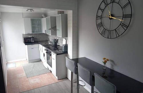 Belfast Casa | renovated 3 bedroom House, 3 miles from city centre, Belfast City Hall.