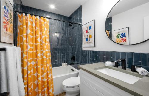 Capitol Hill Apartamento | Renovated 3BD 2BA Escape w Hot Tub and City Views