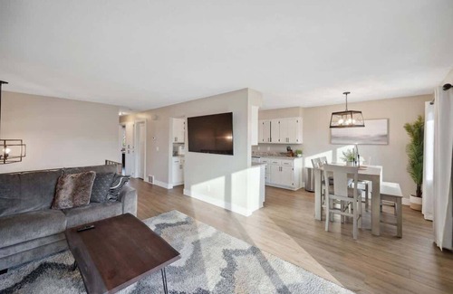 Brooklyn Park Casa | Renovated! 3BR 1.5BA King Beds! Mid term Rental ok