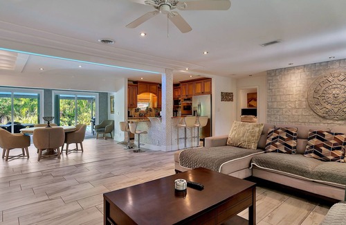 North Corals Casa | ¡Nuevo en el mercado! Reformado 3BR / 2BA con una gran piscina de agua salada climatizada y tiki bar
