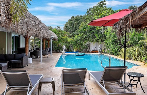 North Corals Casa | ¡Nuevo en el mercado! Reformado 3BR / 2BA con una gran piscina de agua salada climatizada y tiki bar