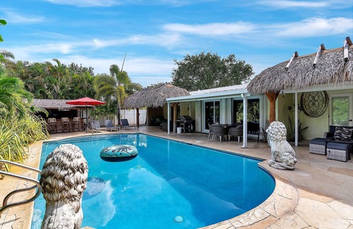 North Corals Casa | ¡Nuevo en el mercado! Reformado 3BR / 2BA con una gran piscina de agua salada climatizada y tiki bar