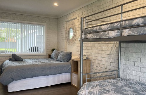 Greenwell Point Casa | Renovated 3BR home with large garden and superb water views