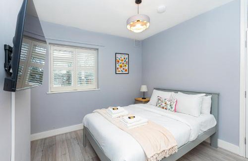 Stratford Casa | Renovated 3BR wgarden in Stratford, 1min to Train