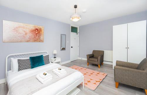 Stratford Casa | Renovated 3BR wgarden in Stratford, 1min to Train