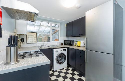 Stratford Casa | Renovated 3BR wgarden in Stratford, 1min to Train
