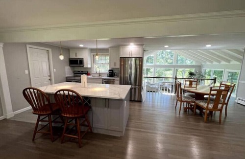 Blooming Glen Casa | Renovated 4/2 Country Home w/ Vaulted Family Room