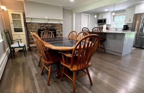 Blooming Glen Casa | Renovated 4/2 Country Home w/ Vaulted Family Room