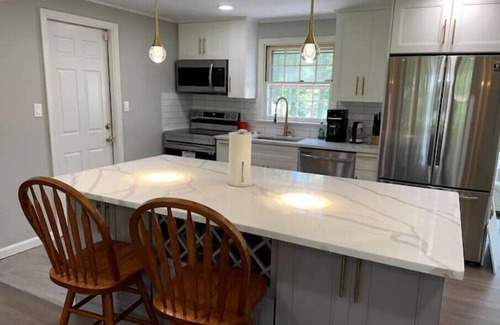Blooming Glen Casa | Renovated 4/2 Country Home w/ Vaulted Family Room