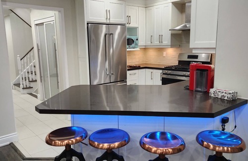 Mississauga Casa | Renovated 4-Bed Home with Party Basement in Heart of Mississauga & GTA
