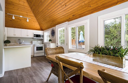 Sauble Beach Cabaña | Renovated 4 Bedroom 2 minute walk to beach!
