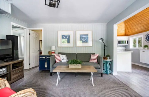 Sauble Beach Cabaña | Renovated 4 Bedroom 2 minute walk to beach!