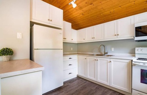 Sauble Beach Cabaña | Renovated 4 Bedroom 2 minute walk to beach!