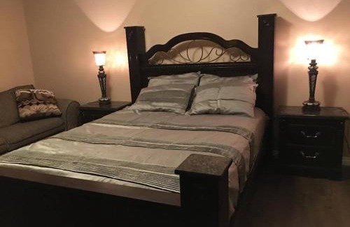Southeast Edmonton Casa | Renovated 4 bedrooms 20 sleeps Shopping Center