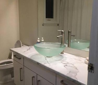 Southeast Edmonton Casa | Renovated 4 bedrooms 20 sleeps Shopping Center