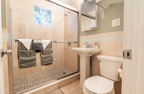 Ashmont Apartamento | Renovated 4BR3BA Escape - Near Public Transportation