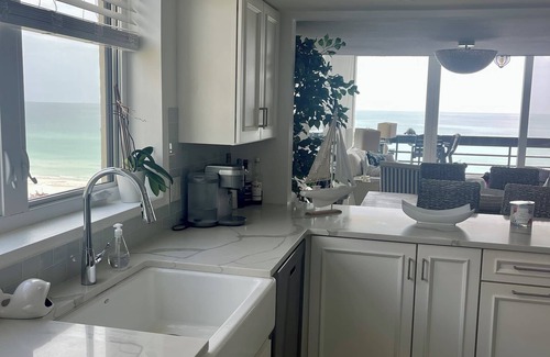 Longboat Key Condominio | Unidad de esquina de playa recientemente renovada en un complejo bien equipado.