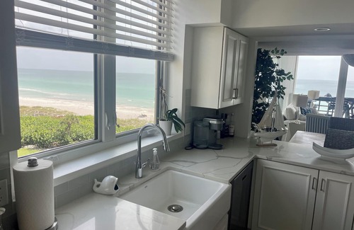 Longboat Key Condominio | Unidad de esquina de playa recientemente renovada en un complejo bien equipado.