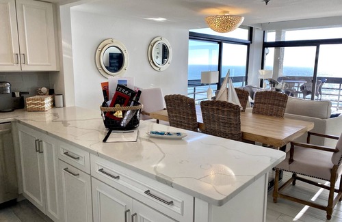 Longboat Key Condominio | Unidad de esquina de playa recientemente renovada en un complejo bien equipado.