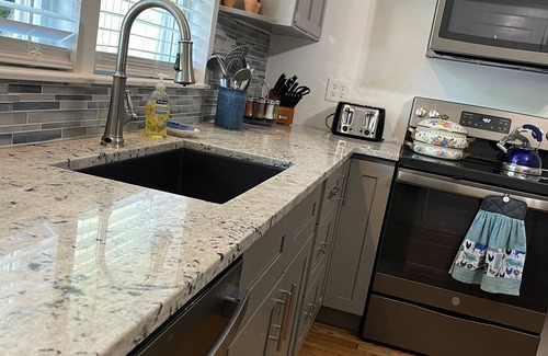 Bakersville Otro | Renovated and updated farmhouse with large outdoor deck!
