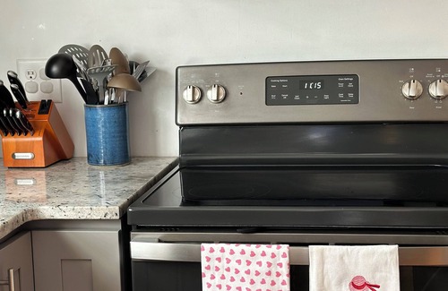 Bakersville Otro | Renovated and updated farmhouse with large outdoor deck!