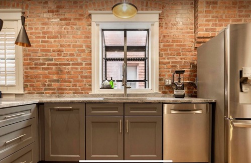 Midtown - Westport Casa | Renovated Art Deco retreat with porch and 2 King Beds, walk to coffee and food!