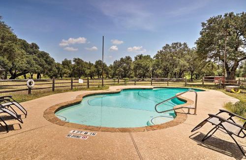 Austin Apartamento | Renovated Austin Apt with Pool at Stunt Ranch!