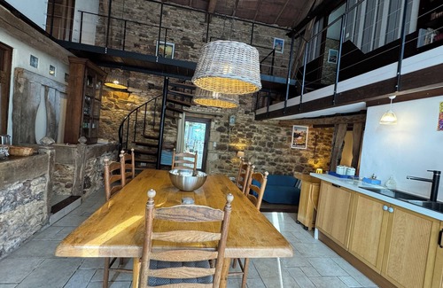 Frayssinet-le-Gelat Casa | Renovated barn in 1823 farmhouse. Garden and shared pool.