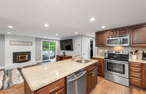 Moultonborough Casa | Renovated Balmoral Winnipesaukee Sleeps 8 Pet Friendly AUGUST 16TH SPECIAL