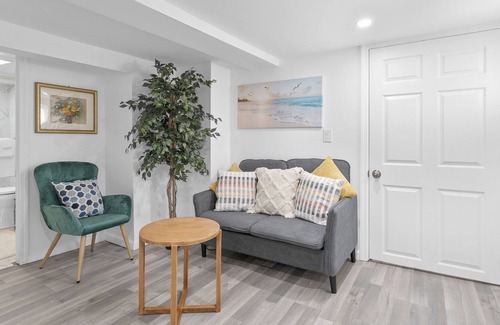Elmont Apartamento | Renovated basement apartment minutes away from UBS arena