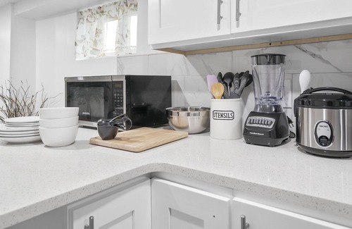 Elmont Apartamento | Renovated basement apartment minutes away from UBS arena