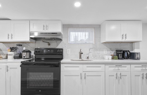Elmont Apartamento | Renovated basement apartment minutes away from UBS arena