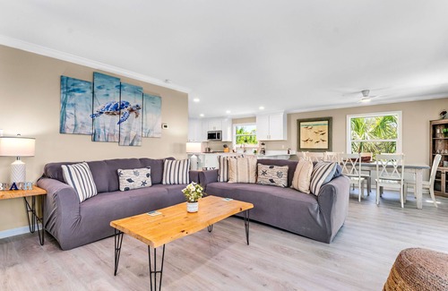 Indian Pass Casa | Renovated! Beachfront on IP, Dog Friendly w/ Boat Parking!