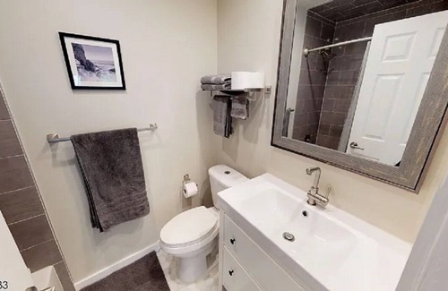 Vauxhall Condominio | Renovated, bright and sunny 2 Bedroom / 2 Bathroom w/ seperate Den/ office space