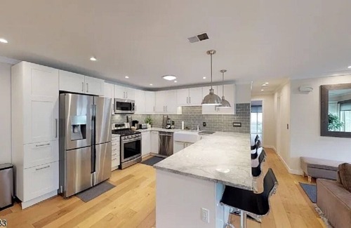 Vauxhall Condominio | Renovated, bright and sunny 2 Bedroom / 2 Bathroom w/ seperate Den/ office space