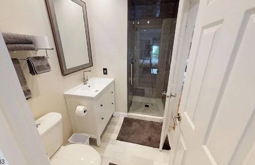 Vauxhall Condominio | Renovated, bright and sunny 2 Bedroom / 2 Bathroom w/ seperate Den/ office space