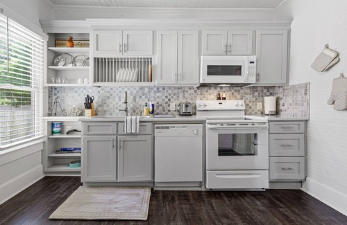 Seneca Casa | Renovated Bungalow 1 Block from Downtown Seneca! 7 miles from Clemson!