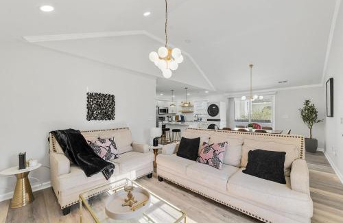 Downtown Casa | Renovated bungalow in DT Raleigh w firepit & king bed