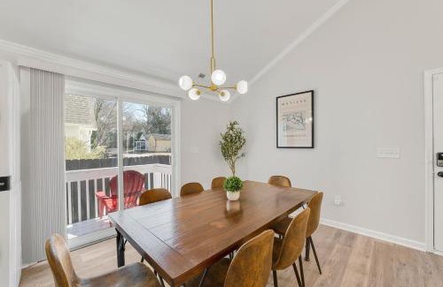 Downtown Casa | Renovated bungalow in DT Raleigh w firepit & king bed