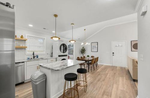 Downtown Casa | Renovated bungalow in DT Raleigh w firepit & king bed