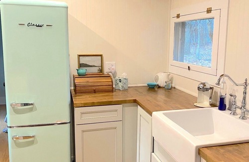 South Haven Cabina | Renovated cabin / beach access / 1+ acre of woods