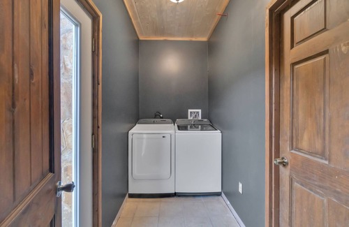 Roan Mountain Cabina | Renovated cabin with Jacuzzi 6 Acres on the river, family-friendly