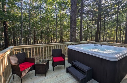 Bar Harbor Apartamento | Renovated Cabin WITH HOT TUB Tucked in Pines Cabin 9