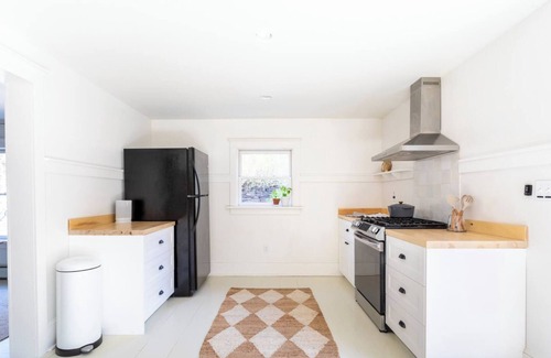 Denver Otro | Renovated Catskills Farmhouse - hiking, swimming, quaint towns, 1st floor living